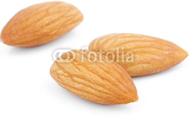 Almond_nuts_on_white.jpg